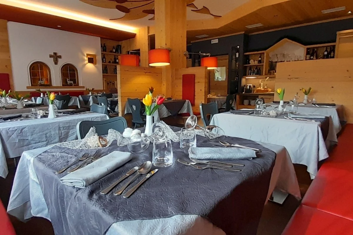 Sala ristorante rossa