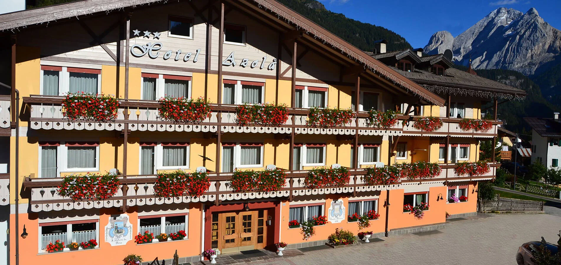 Esterno Hotel Azola in estate