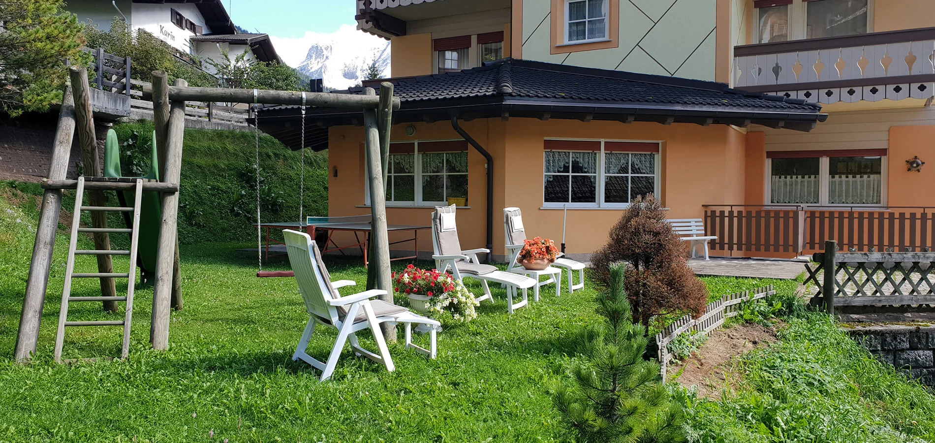 Giardino dell’Hotel Azola con lettini e altalena