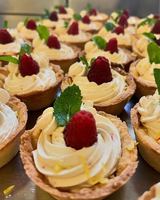 Dolci decorati con frutti di bosco, dal profilo ufficiale Hotel Azola
