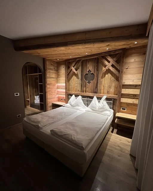 Dettaglio in legno di un ambiente dell’Hotel Azola
