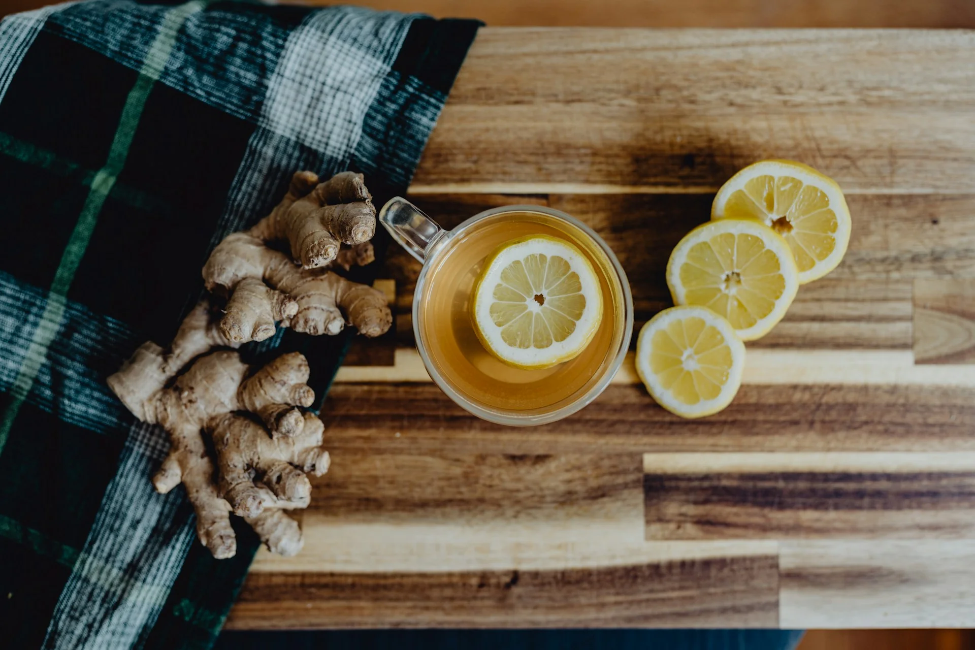 Tazza di tè con limone e zenzero su un tavolo in legno
