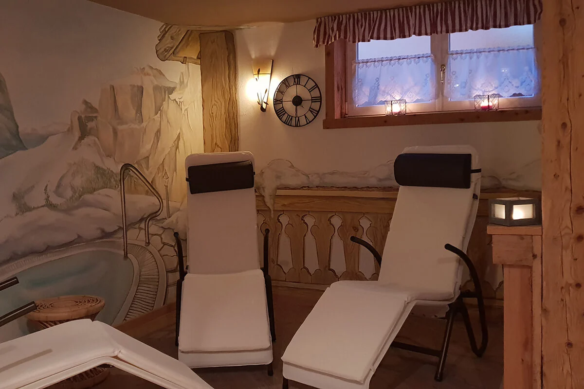 Lettini della zona relax con decorazioni alpine