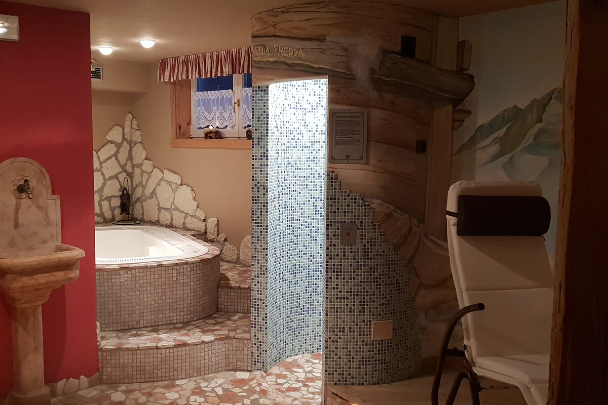 Centro benessere con vasca idromassaggio e lettini