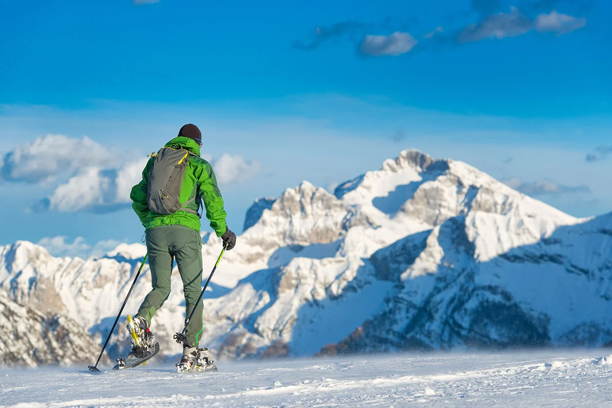 Sciatore e panorama innevato delle Dolomiti